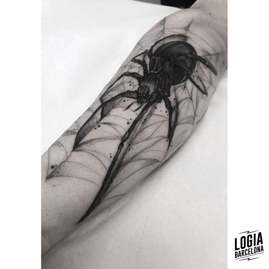 Tatuaje de araña realista blackwork Moskid Logia Barcelona