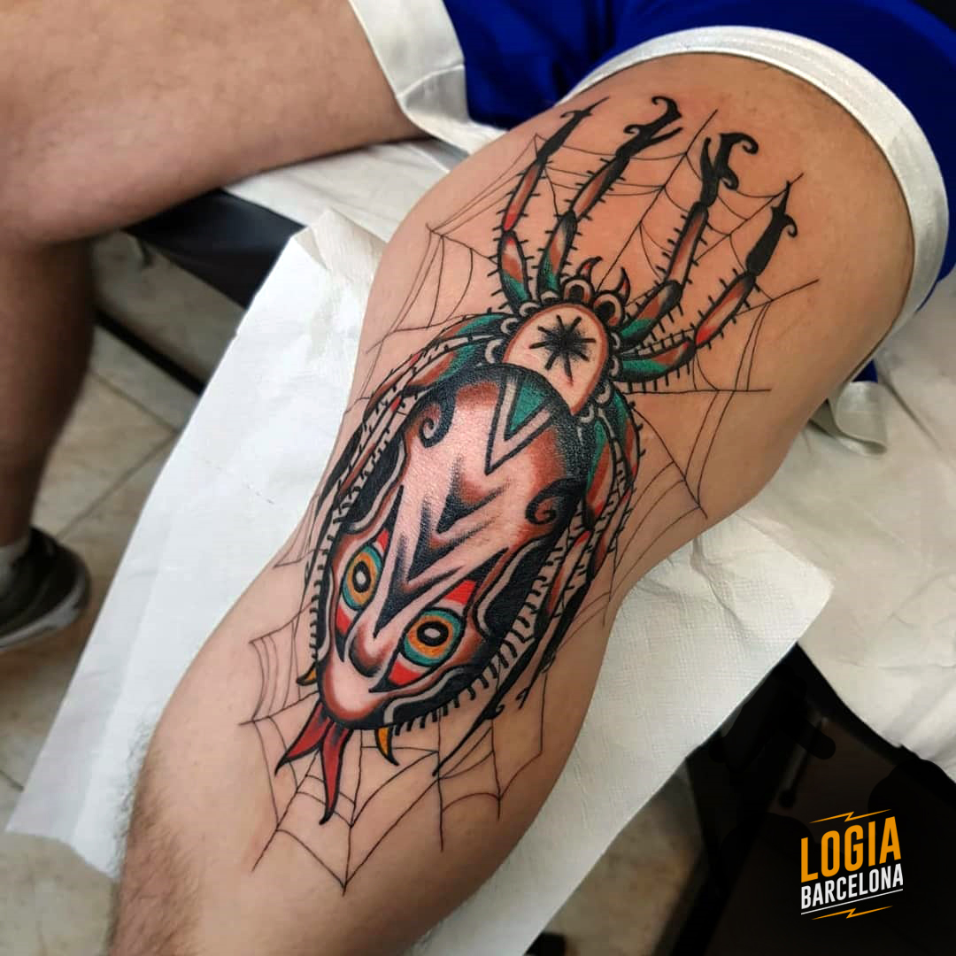 Tatuaje de arañas rodilla old school Julio Voltaje Logia Barcelona
