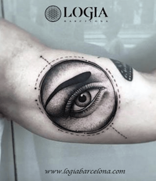 tatuaje ojo en el brazo
