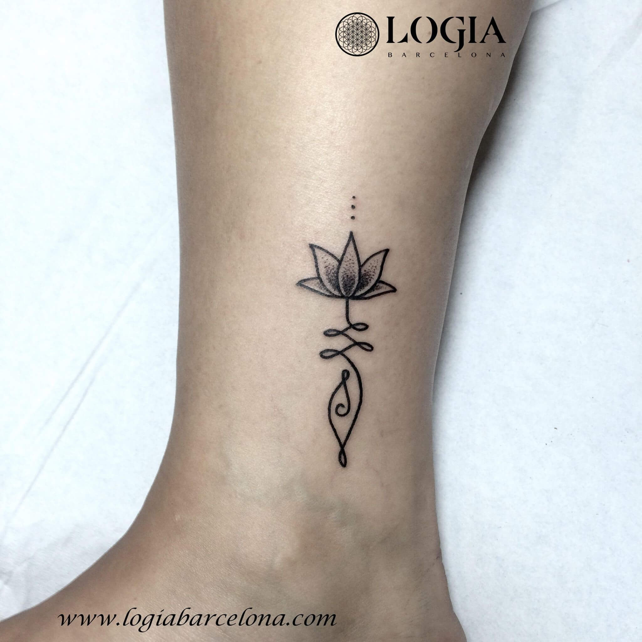 ᐅ Tatuaje de flor de loto y su significado | Logia Tattoo Barcelona