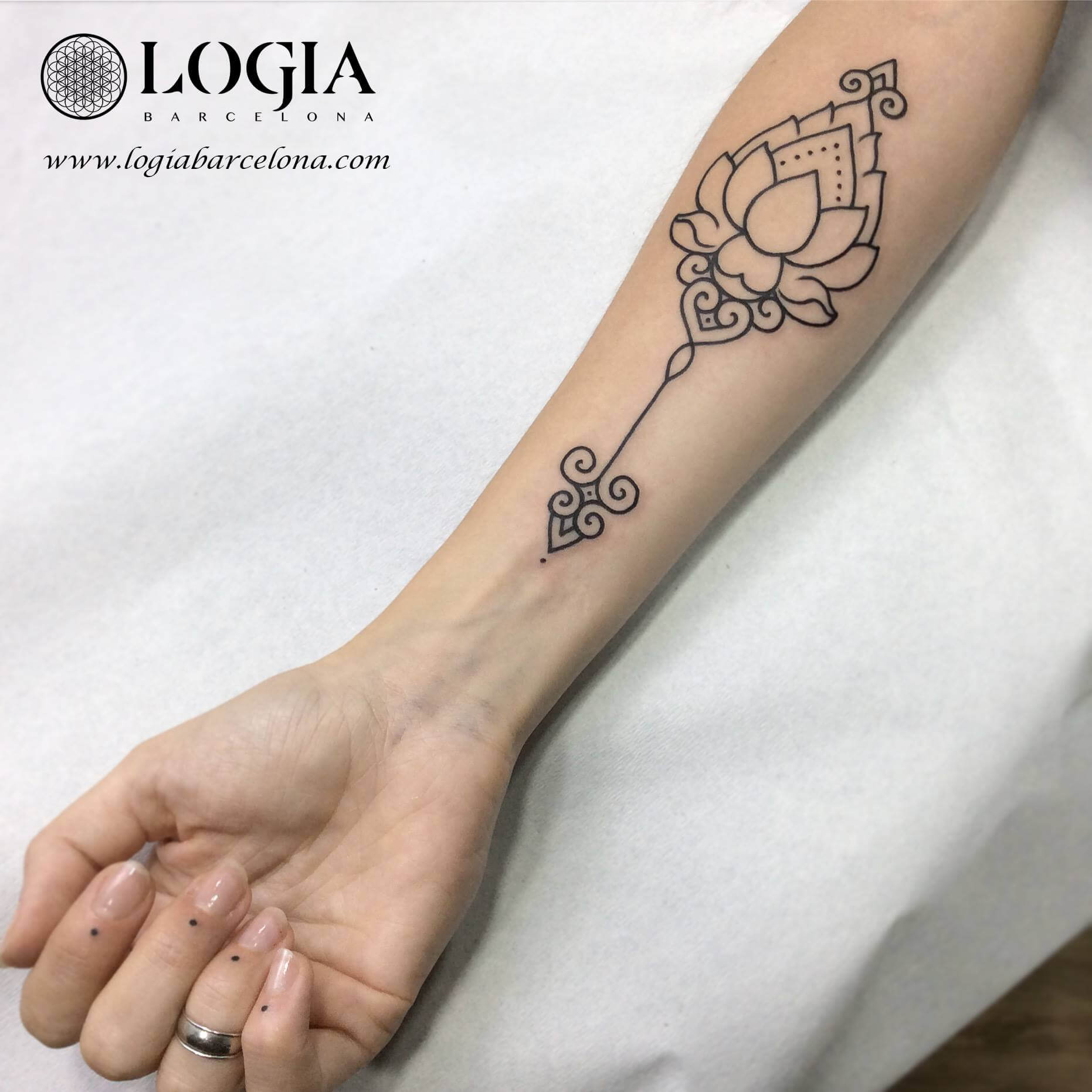 ᐅ Tatuaje de flor de loto y su significado | Logia Tattoo Barcelona