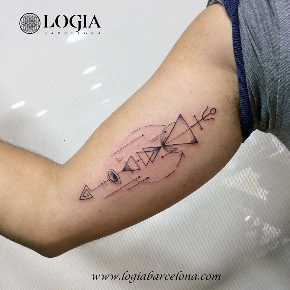 tatuaje de triangulo minimalista logia barcelona