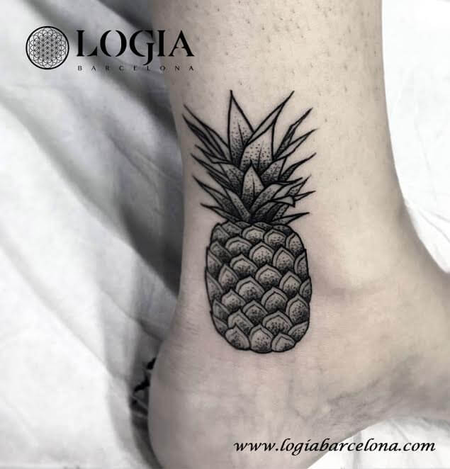 Tatuaje de piña pequeño blackwork tobillo Logia Barcelona