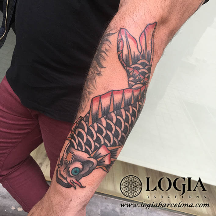 tatuatge braç peix japones logia barcelona 