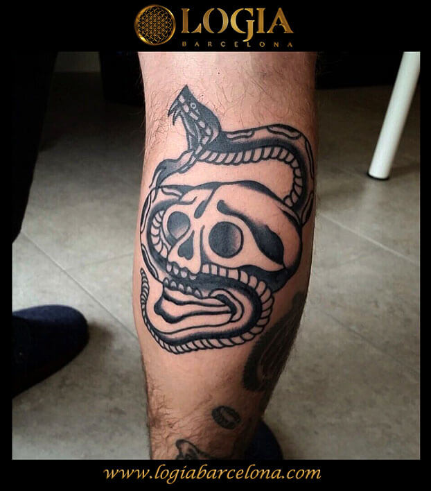 tatuaje calavera pierna logia barcelona tatuador epis