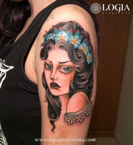 tatuaje-hombro-mujer-logia-barcelona-laia-desole