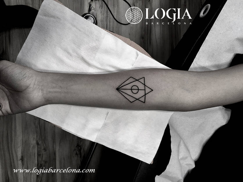tatuaje geometrico triangulo antebrazo logia barcelona