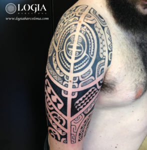 tatuaje hombro maori Logia Barcelona Tevairai 06