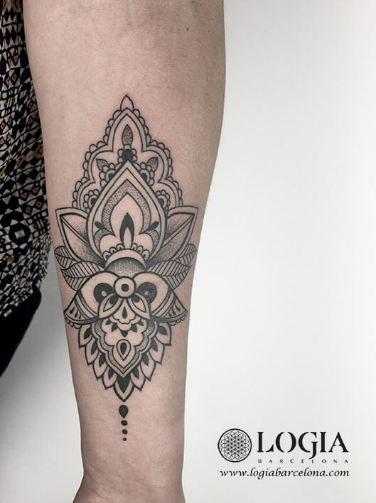 tatuaje antebrazo mandala blanco y negro ana godoy