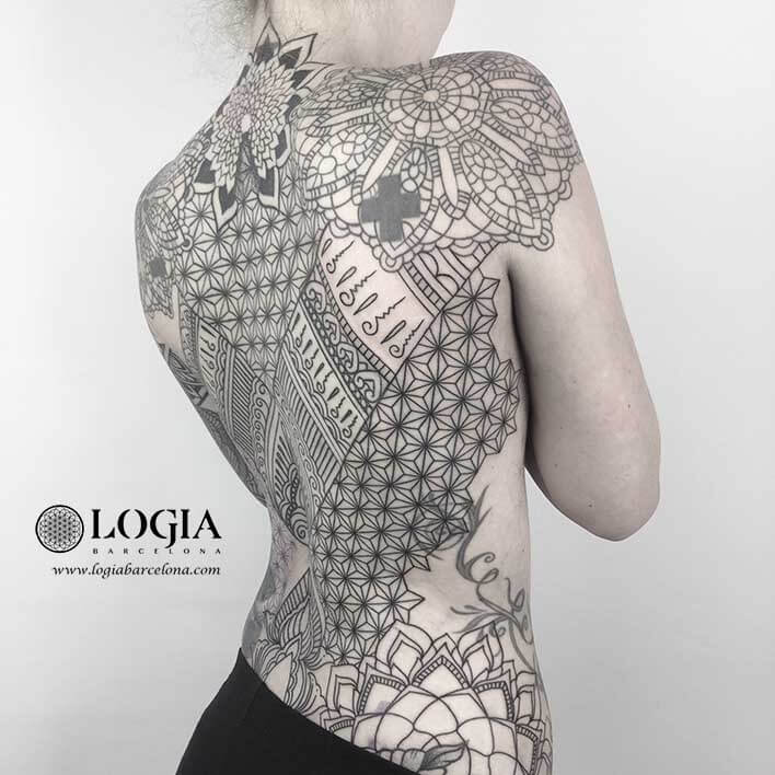 tatuaje espalda geometrico logiabarcelona ana godoy
