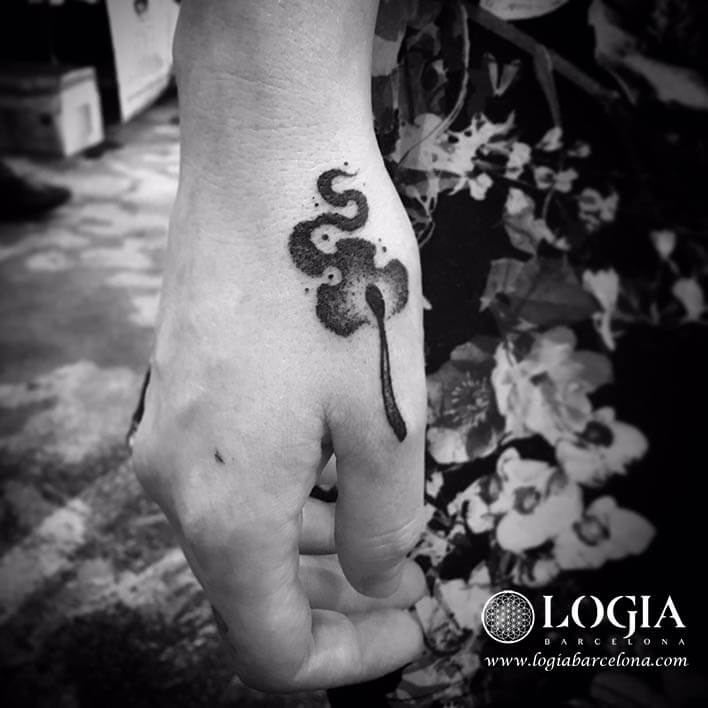 tatuaje dedos mano cerilla logia barcelona