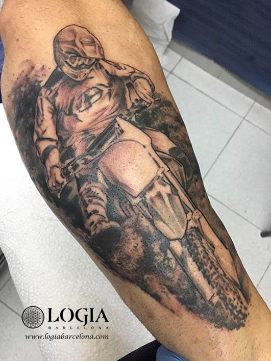 tatuaje motorista antebrazo Zoen