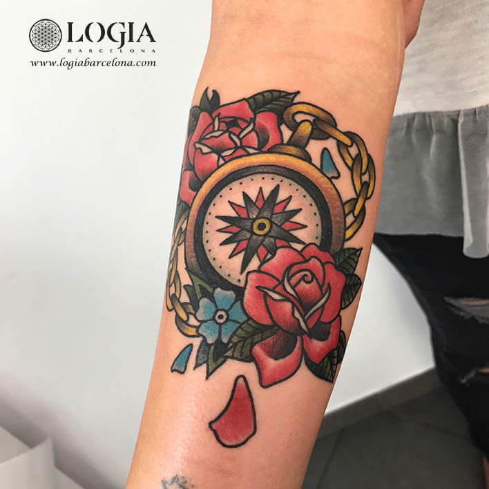 Tatuaggio Brujula avambraccio Logia Barcelona Laia