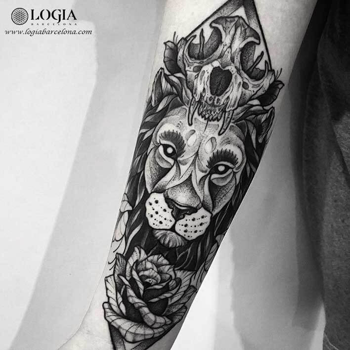 tatuaje brazo leon blackwork logia barcelona franki