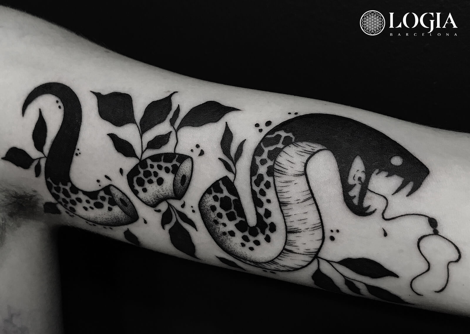 tatuaje brazo serpiente blackwork logia barcelona pepo