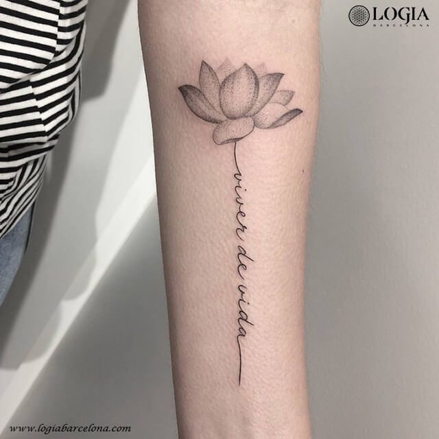 tatuaje flor de loto lettering brazo logiabarcelona luana xavier