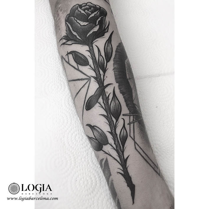 tatuaje rosa negra en el brazo