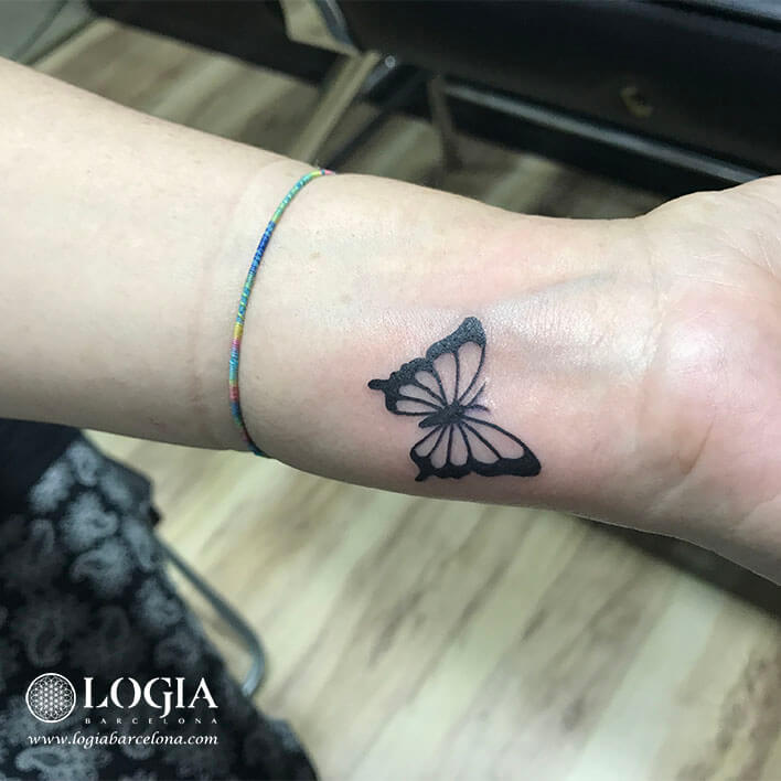 tatuaje walkin mariposa muñeca minimalista Logia Barcelona