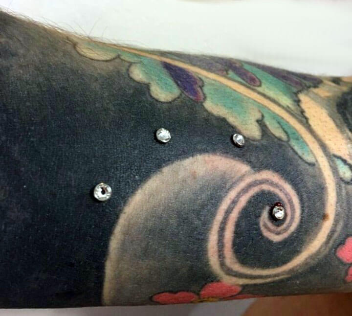 piercing Microdermal sobre tattoo espiral logia barcelona