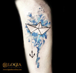 tatuaje barco papel pierna logia barcelona billy