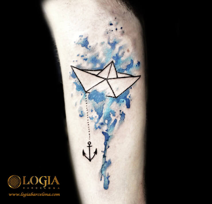 Tatuajes de aviones de papel y barcos de papel | Logia Tattoo Barcelona