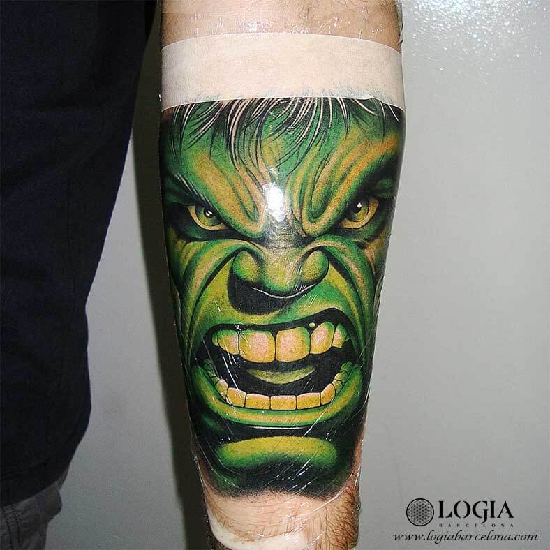 tatuaje brazo hulk Logia Barcelona Munilla
