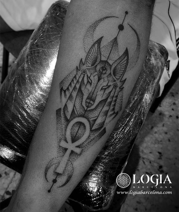 anubis tattoo tatuaje llave de la vida