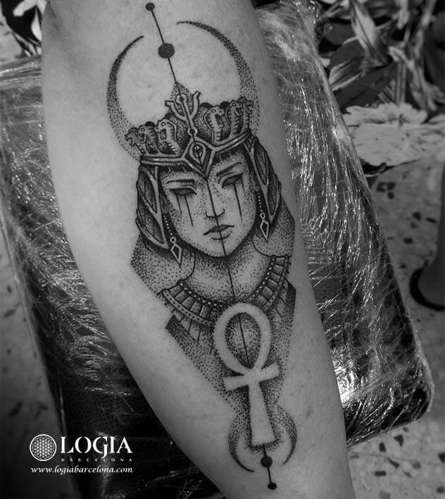 Diosa Isis Tatuaje Egipcio Dotwork Logia Barcelona Tattoo Fox