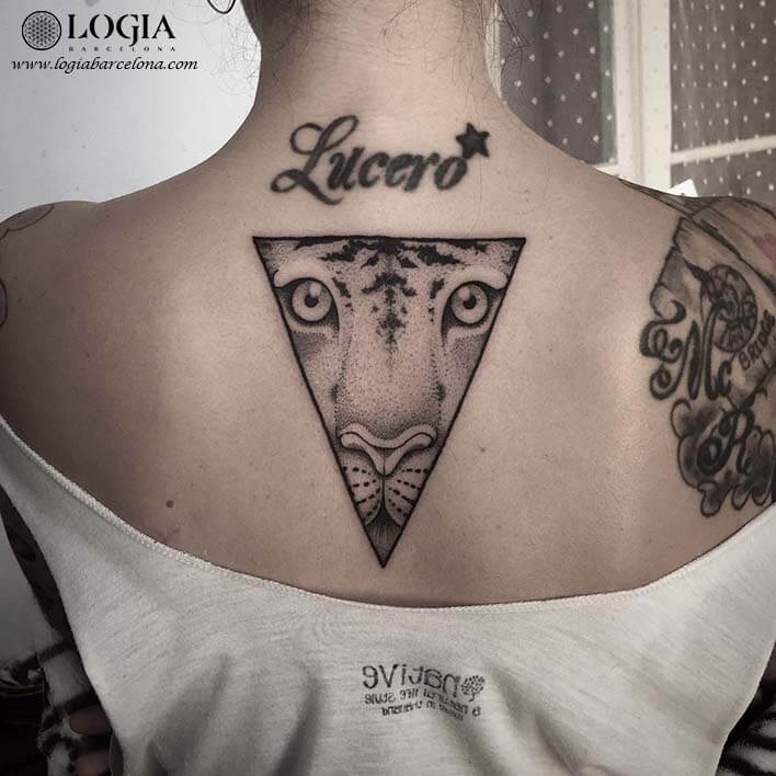 tatuaje espalda tigre triangulo victor dalmau logia tattoo