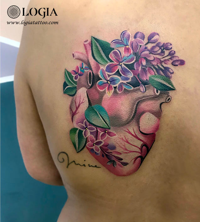 Tatuaje color corazon espalda logia tattoo Olya