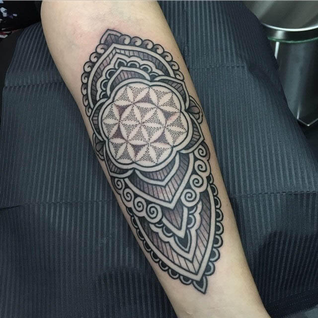 tatuaje mandala brazo logia spindola tatuador web