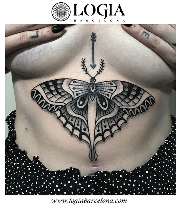 tatuaje pecho underboob mariposa logia tattoo laia