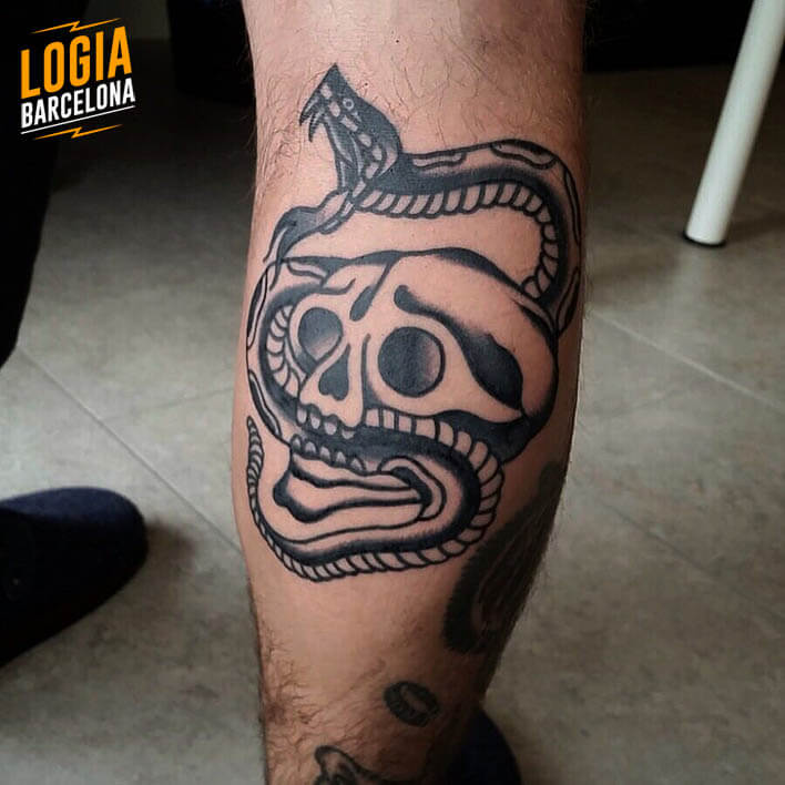 Tatuaje de Calavera Blackwork Logia Barcelona