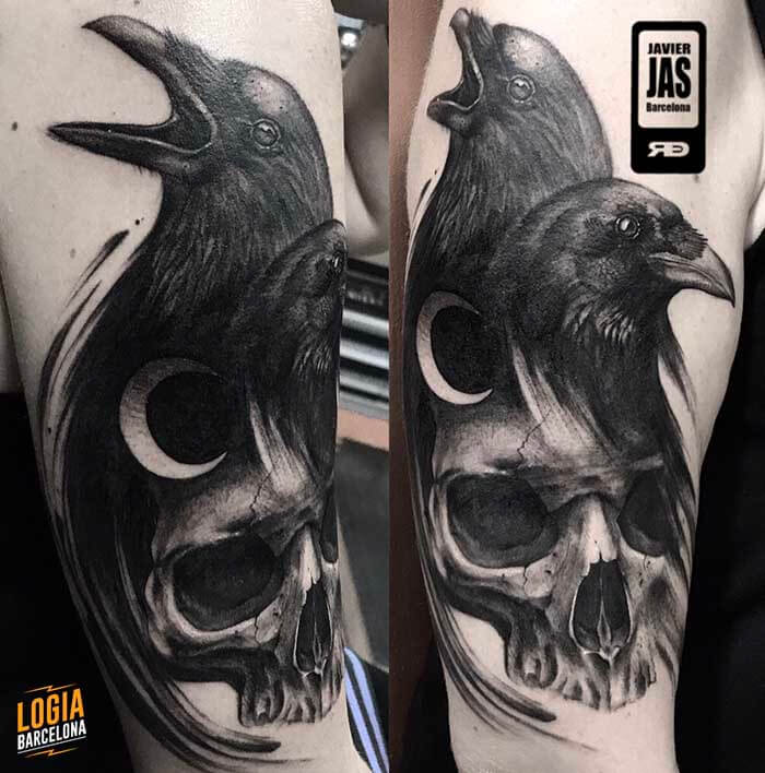 Tatuaje de Calavera y cuervo Blackwork Realismo 