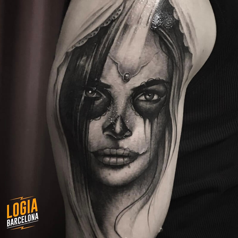 tatuaje hombro blanco y negro catrina