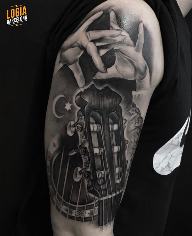 tatuaje blanco y negro hombro guitarra