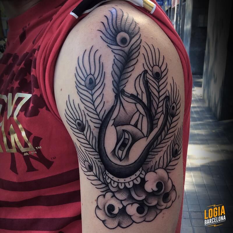 tatuaje hombro tradicional plumas logia barcelona