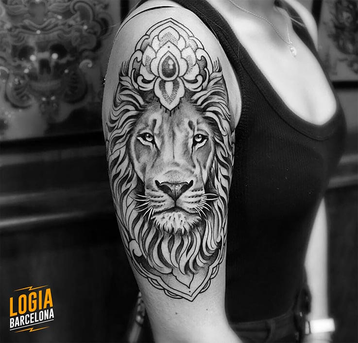 tatuaje hombro blackwork logia barcelona