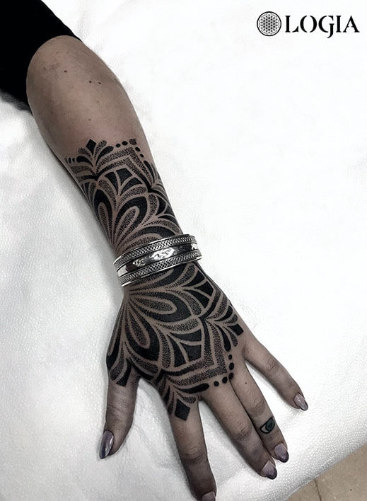 tatuaje antebrazo mano ornamental andrea scollo