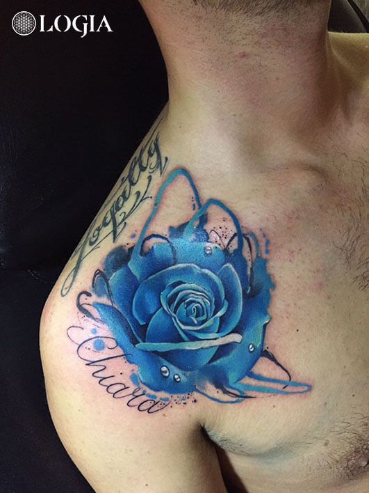 tatuaje hombro rosa azul logia barcelona lello sannino