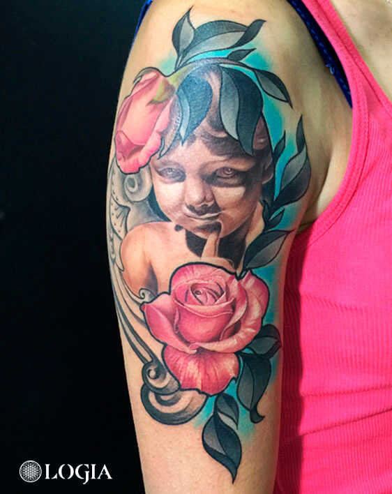 tatuaje rosa en el brazo