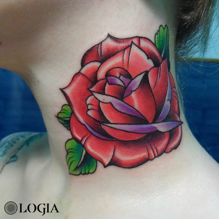 tatuaje rosa en el cuello