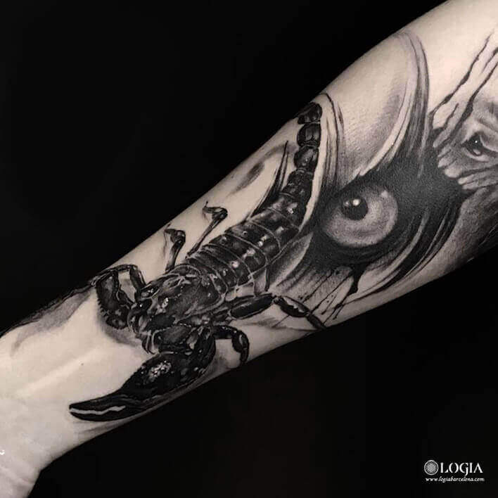 Tatuaje brazo escorpion Logia Barcelona Jas