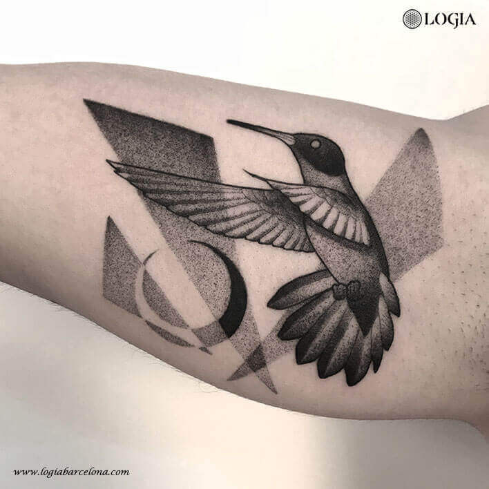 tatuaje antebrazo colibri blackwork logia barcelona pepo