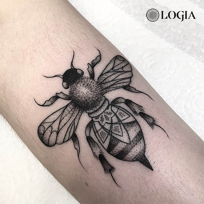 tatuaje antebrazo abeja logia barcelona dylan sutton