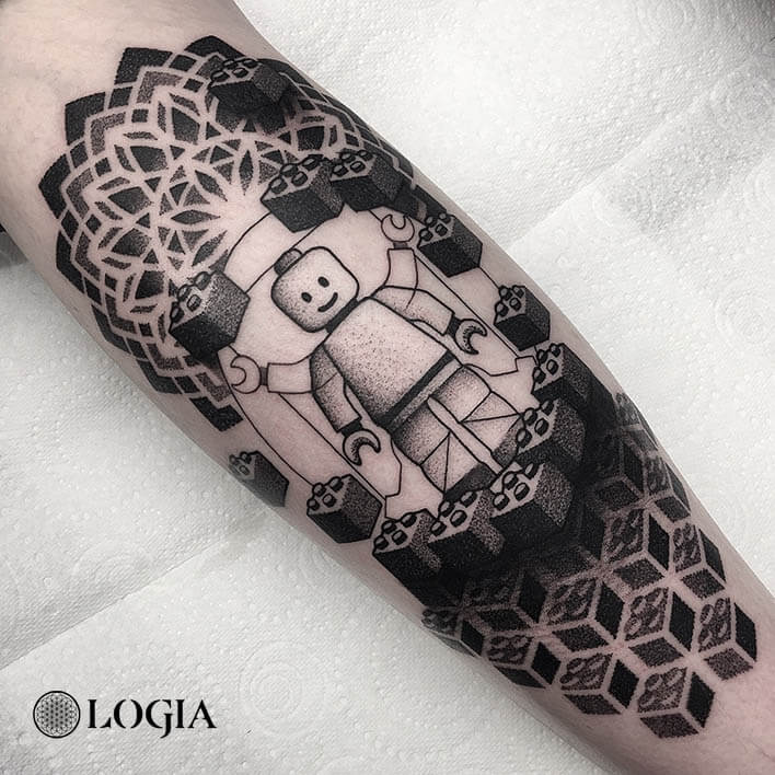 tatuaje antebrazo lego logia barcelona dylan sutton