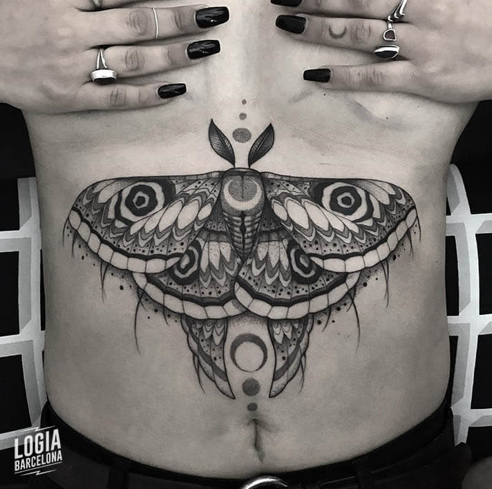 tatuaje mariposa blackwork Pepo 