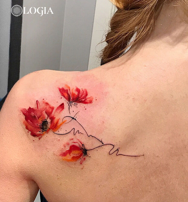 tatuaje amapolas flores espalda logia barcelona giulia del bianco