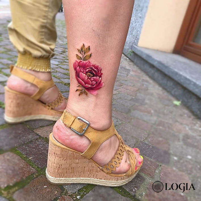 Tatuaje tobillero mujer flor Giulia del Blanco Logia Barcelona