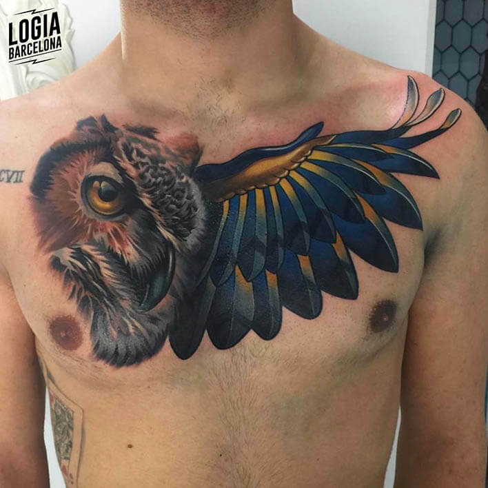 tatuaje buho en el pecho Logia Barcelona tatuador Leo Valverde
